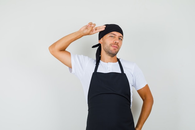 Baker man wskazując ręką i palcami na głowę w t-shirt