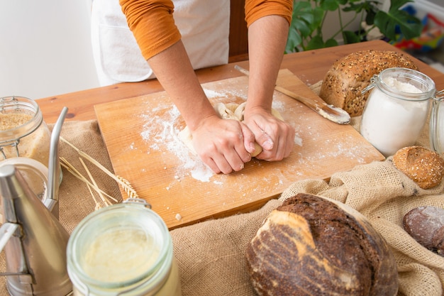 Baker wyrabia ciasto na ciasto na desce