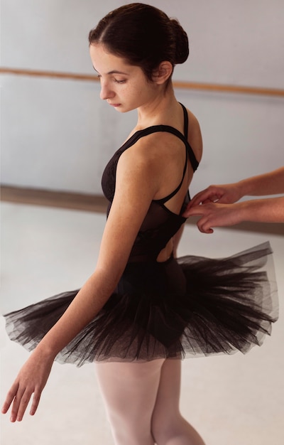 Balerina w spódniczce tutu przygotowuje się do występu