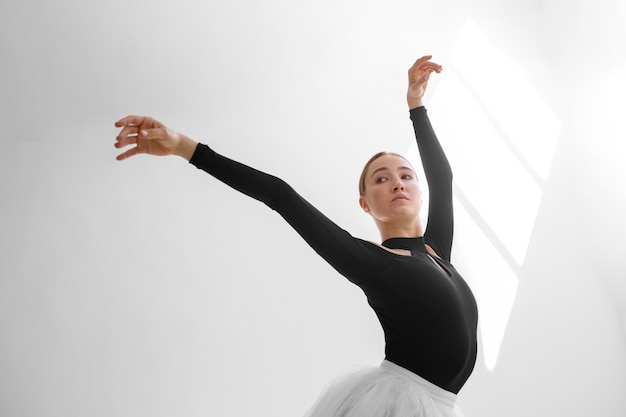 Bezpłatne zdjęcie balerina z widokiem z boku pozuje w studio