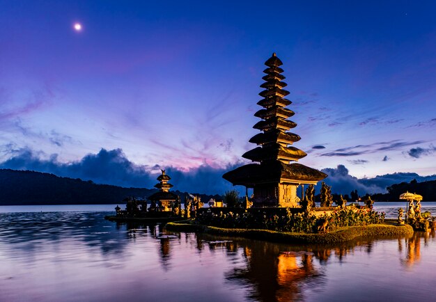 Bali pagoda w wschodzie słońca, Indonezja