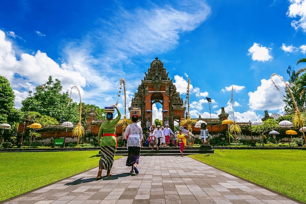 Balijczycy w tradycyjnych strojach podczas ceremonii religijnej w świątyni Pura Taman Ayun na Bali w Indonezji