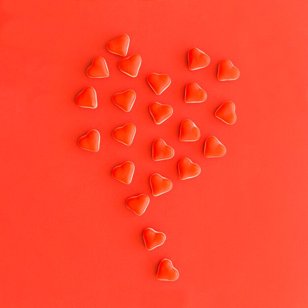Balon składa się z maleńkich cukierków w kształcie czerwonych serc