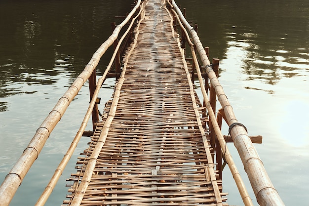 Bambusowe Molo Na Rzece Nam Khan Pod Słońcem W Ciągu Dnia W Laosie