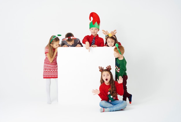 Baner i grupa dzieci w stroju bożonarodzeniowym