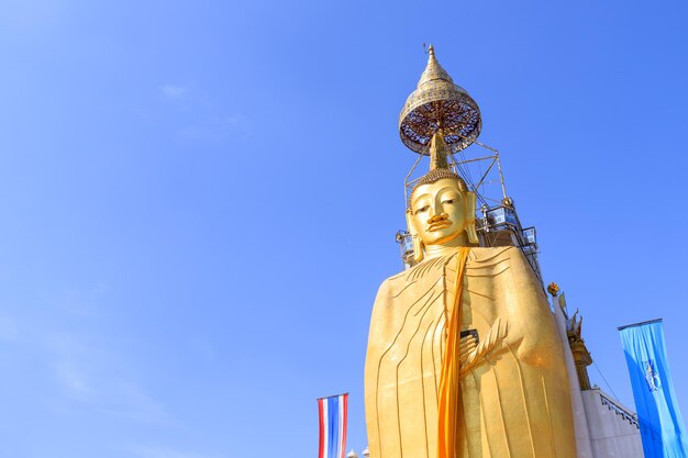 Bangkok Tajlandia 17 grudnia 2018 Stojący złoty posąg Buddy w Wat Intharawihan, jednym z najwyższych w Tajlandii