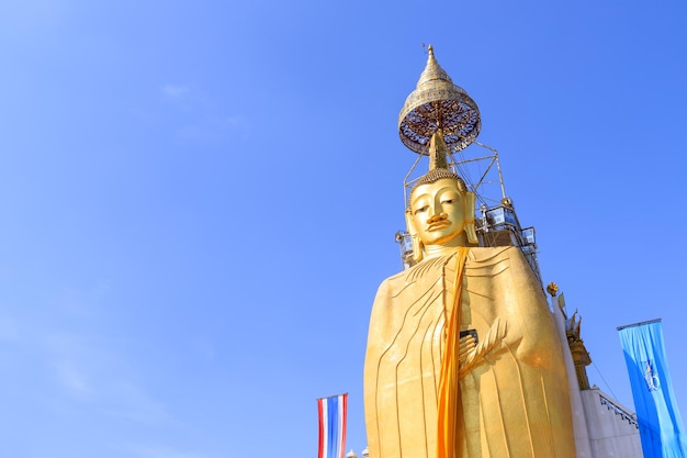 Bangkok Tajlandia 17 grudnia 2018 Stojący złoty posąg Buddy w Wat Intharawihan, jednym z najwyższych w Tajlandii