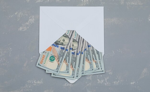 banknotów dolara w otwartej kopercie na stole gipsowym