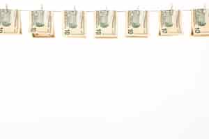 Bezpłatne zdjęcie banknoty dolara wiszące na sznurku