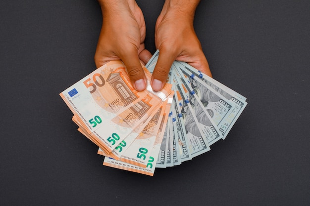 banknoty trzymając się za ręce.