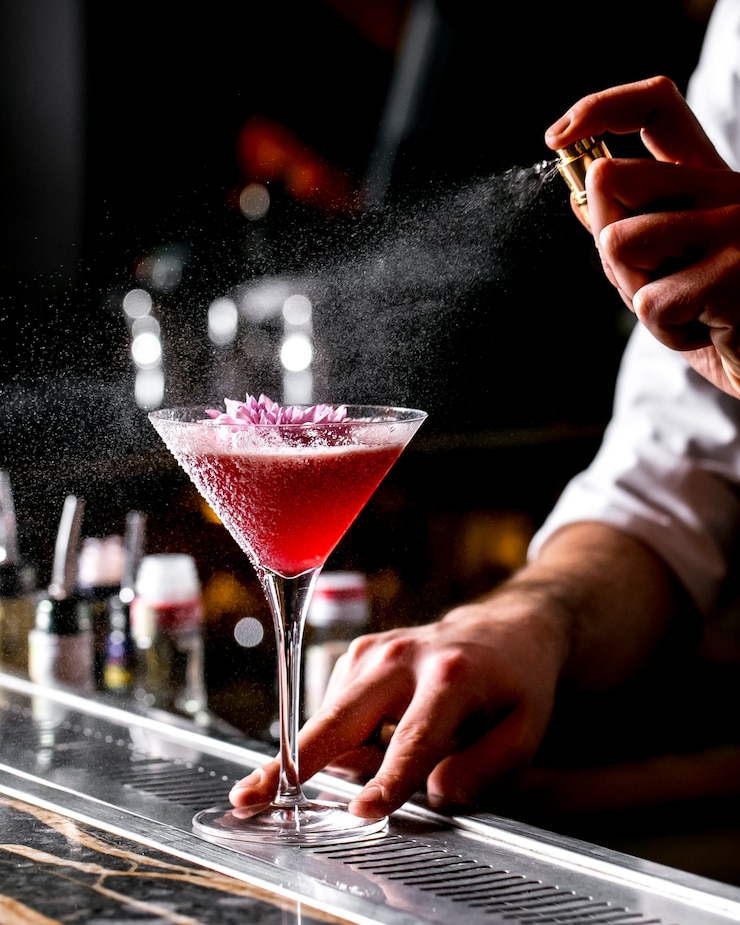 Bezpłatny plik Zdjęcie bar delikatne spraye na szklance koktajlu przyozdobionej kwiatem