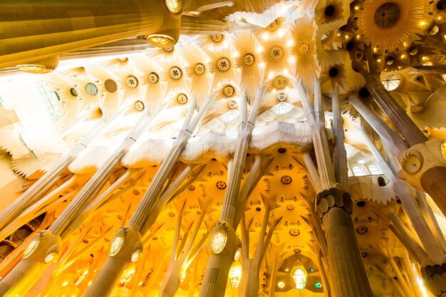 Barcelona, hiszpania, 20 września 2019 r. sagrada familia to ogromna rzymskokatolicka bazylika w barcelonie, hiszpania, zaprojektowana przez antoniego gaudiego i wpisana na listę światowego dziedzictwa unesco.