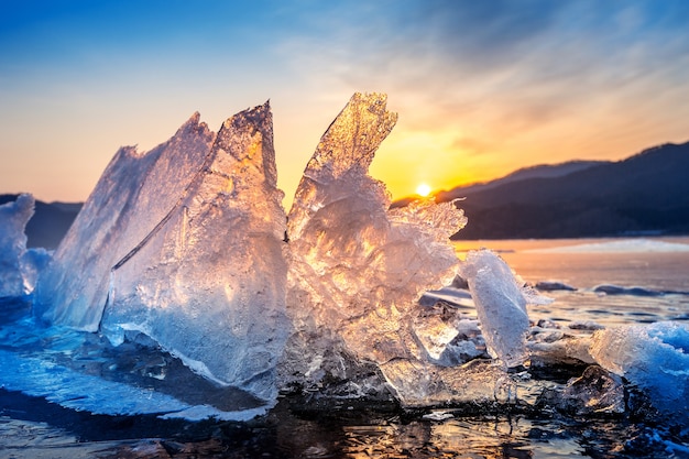 Bardzo duży i piękny kawałek lodu o wschodzie słońca w zimie