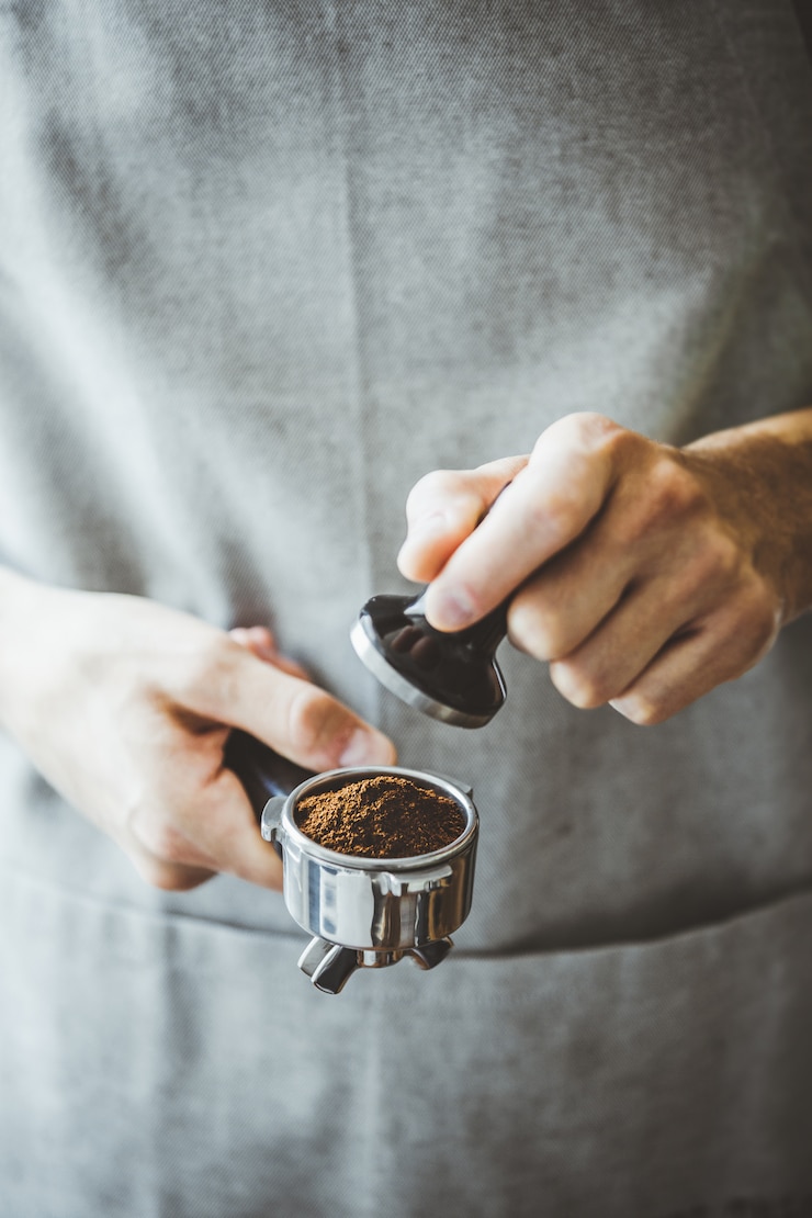 Bezpłatny plik Zdjęcie barista gotowy do klasycznego espresso