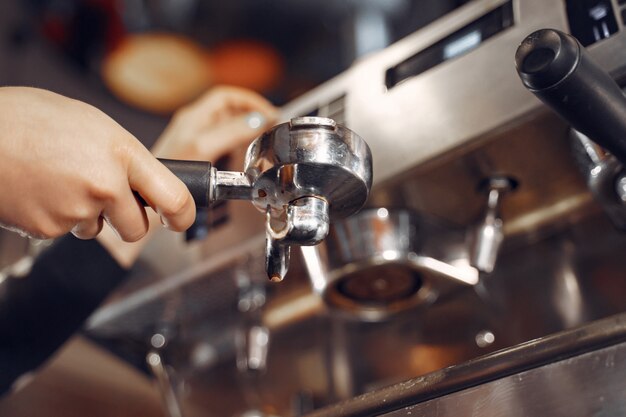 Barista kawiarnia robi kawowemu przygotowania usługa usługa pojęciu