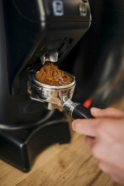 Barista parzenia kawy w ekspresie do kawy