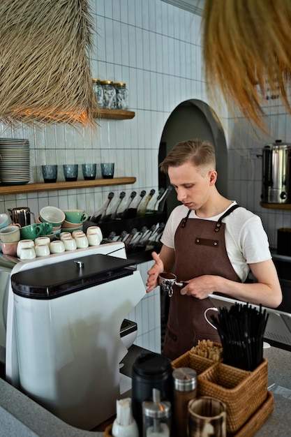 Bezpłatne zdjęcie barista przygotowujący napój