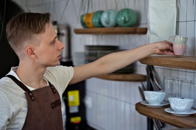 Bezpłatne zdjęcie barista przygotowujący napój