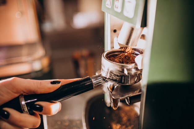 Barista przygotowuje kawę w ekspresie do kawy