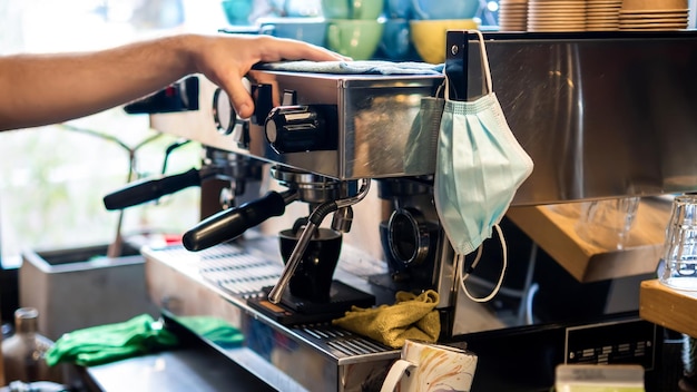 Barista robi kawę w kawiarni w Brasov w Rumunii