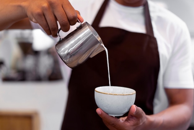 Barista robi kawę z bliska