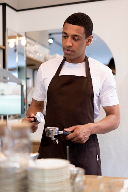 Barista średniego strzału robi kawę