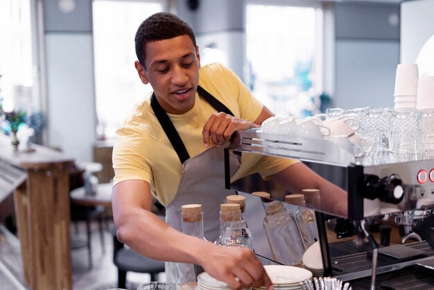 Barista średniego strzału robi kawę