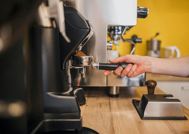 Barista używa ekspresu do kawy w sklepie