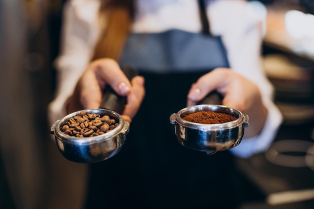 Bezpłatne zdjęcie barista w kawiarni z uchwytami na portafiltr