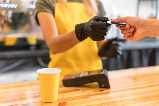 Barista z bliska z kulami ochronnymi