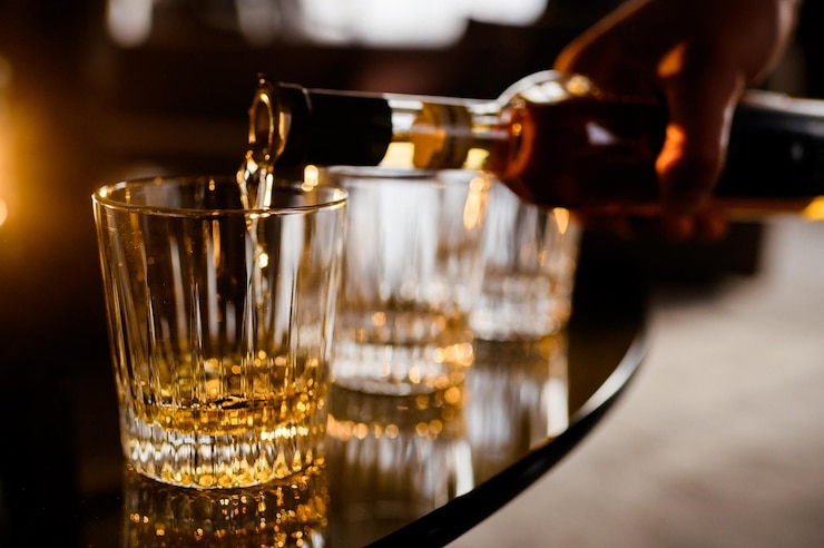 Bezpłatny plik Zdjęcie barman napełniania szklanki alkoholu