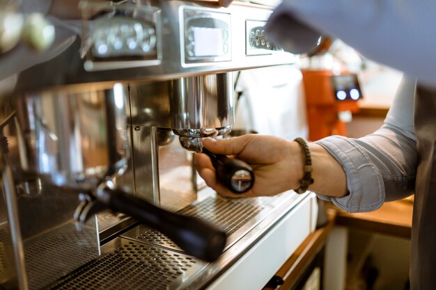 Barman przy użyciu ekspresu do kawy