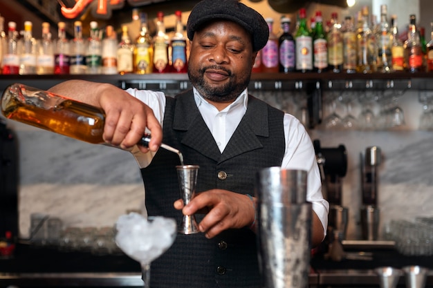 Barman przygotowuje drinka w barze