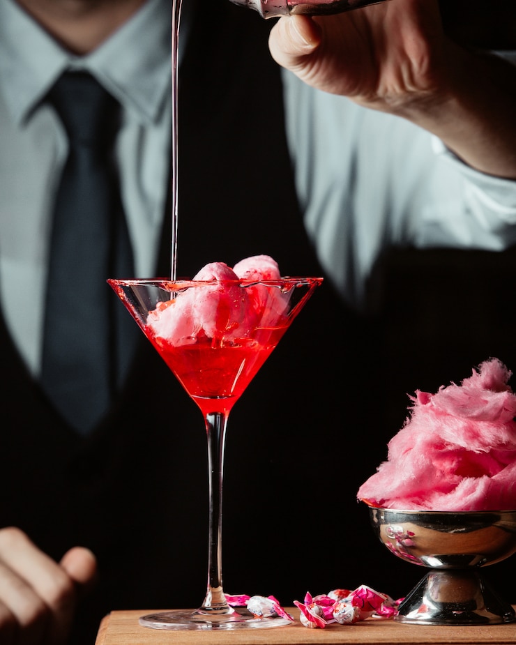 Bezpłatny plik Zdjęcie barman przygotowuje słodki bawełniany koktajl w szklance martini