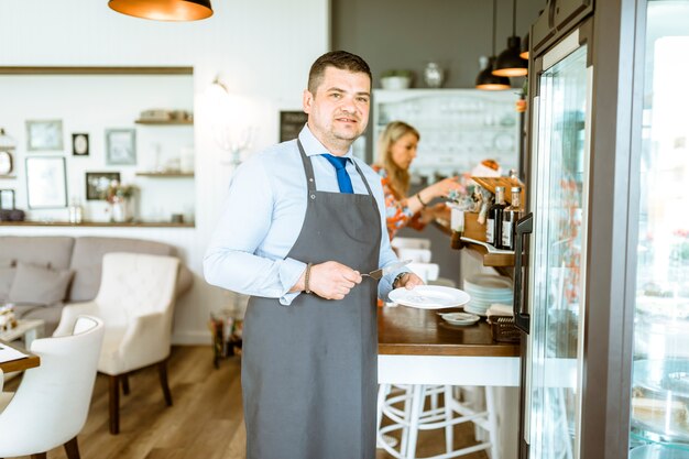 Barman trzyma talerz