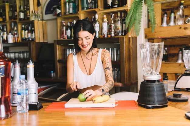 Bartender przygotowuje koktajl