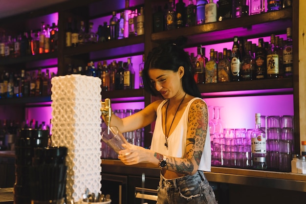 Bartender przygotowuje piwo