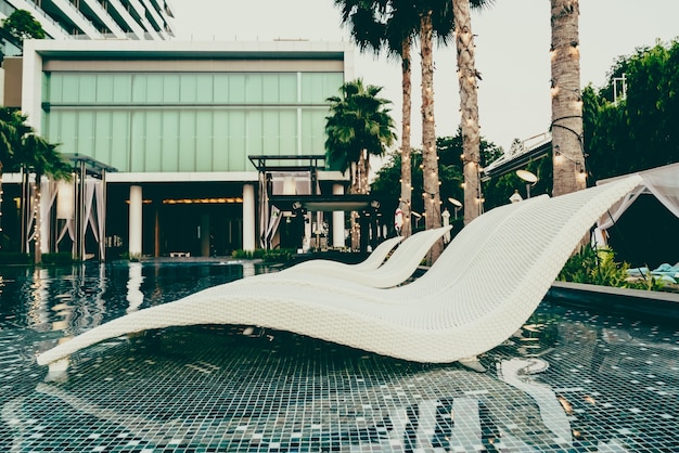 Bezpłatne zdjęcie basen hotel sky zabytkowe krzesła
