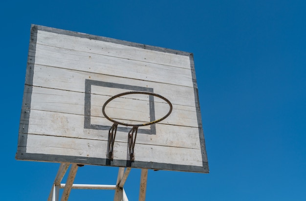 Bezpłatne zdjęcie basket hoop nad niebo.