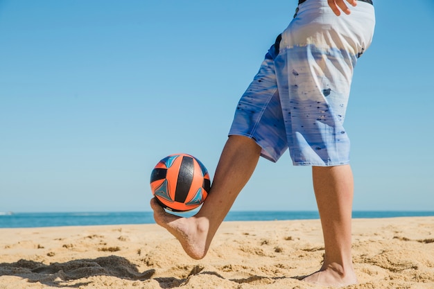 Bezpłatne zdjęcie bawiąc się z piłką na plaży