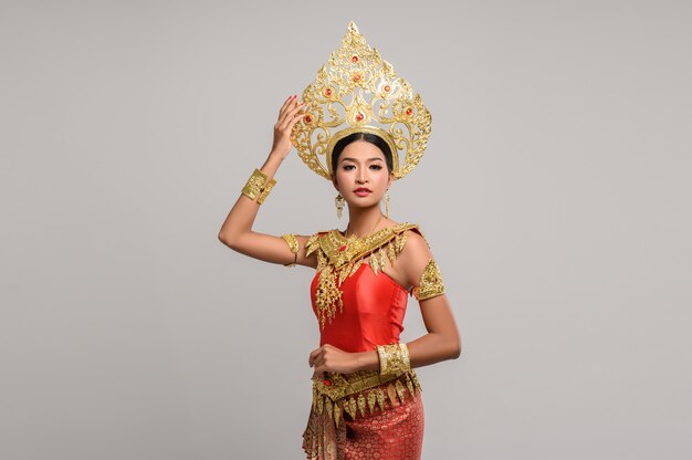 Beautyful Tajlandzka Kobieta Jest Ubranym Tajlandzką Suknię