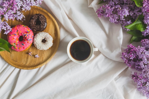 Bez blisko kawy i donuts