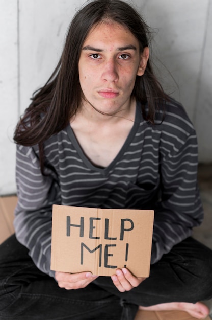Bezpłatne zdjęcie bezdomny błagający o pomoc