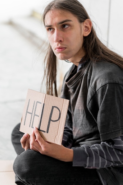 Bezpłatne zdjęcie bezdomny błagający o pomoc