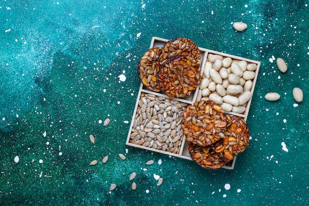 Bezpłatne zdjęcie bezglutenowe kandyzowane ciasteczka orzechowe z czekoladą, orzeszkami ziemnymi i słonecznikiem, widok z góry