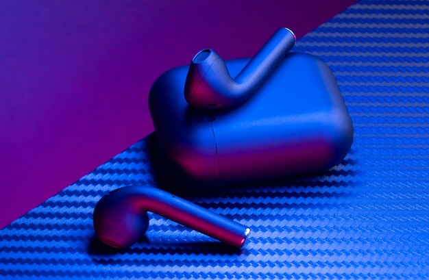 Bezpłatne zdjęcie bezprzewodowe słuchawki z neonowym oświetleniem w stylu cyberpunku