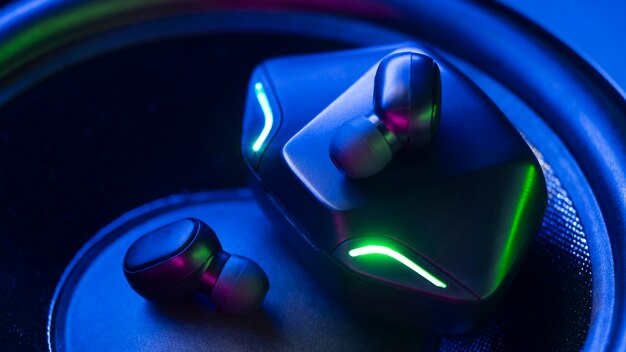 Bezprzewodowe słuchawki z neonowym oświetleniem w stylu cyberpunku