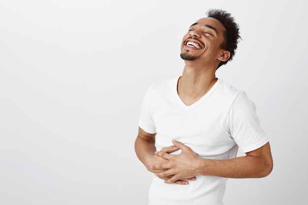 Beztroski człowiek Afroamerykanin śmiejący się i uśmiechnięty, usłyszeć śmieszny żart