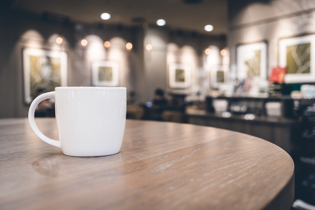 Biała filiżanka w sklep z kawą kawiarni