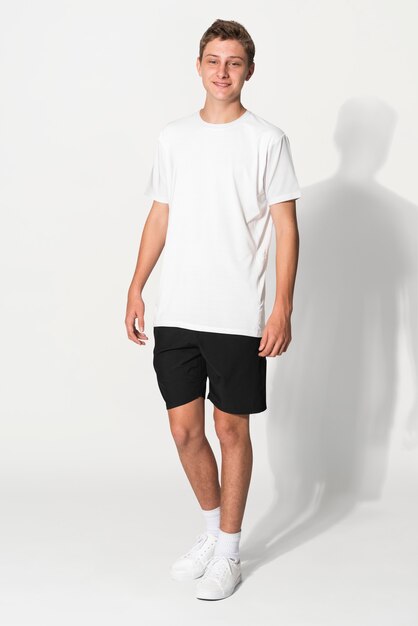 Biała koszulka basic do sesji zdjęciowej dla chłopców w studio odzieży młodzieżowej